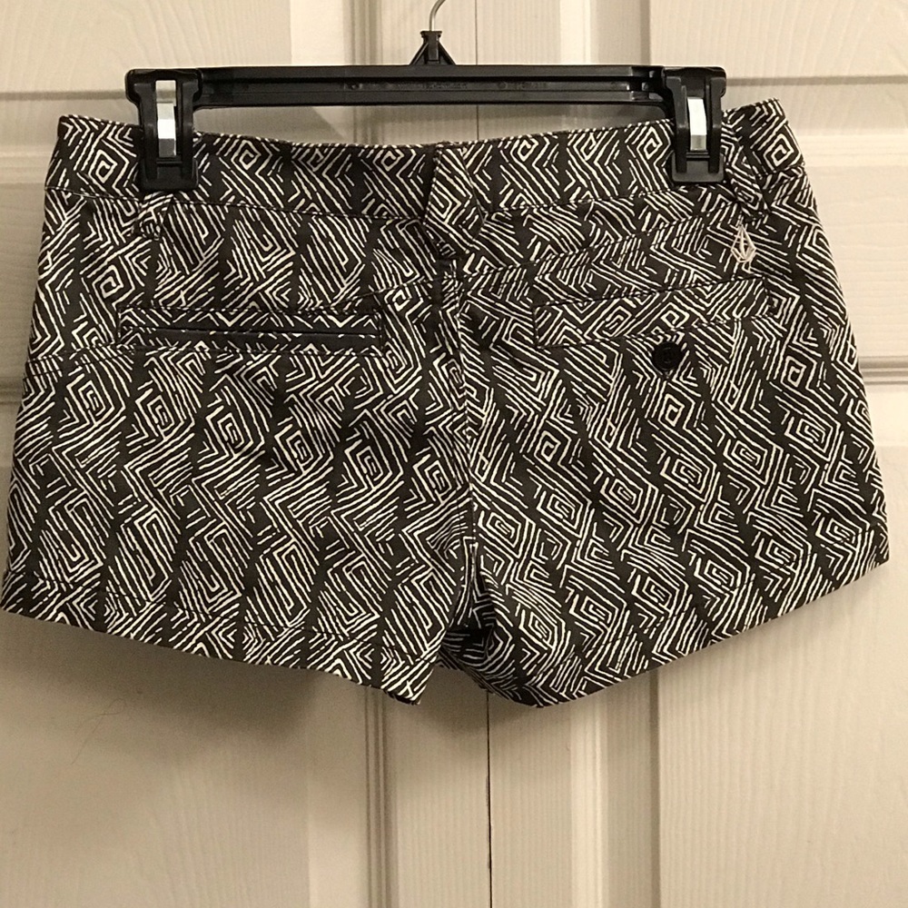 Woman shorts - Picture 3 of 3